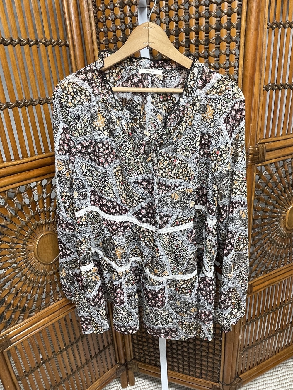 Easel Multicolor Paisley Button-Up Blouse in Black, White, Brown, Gold size L